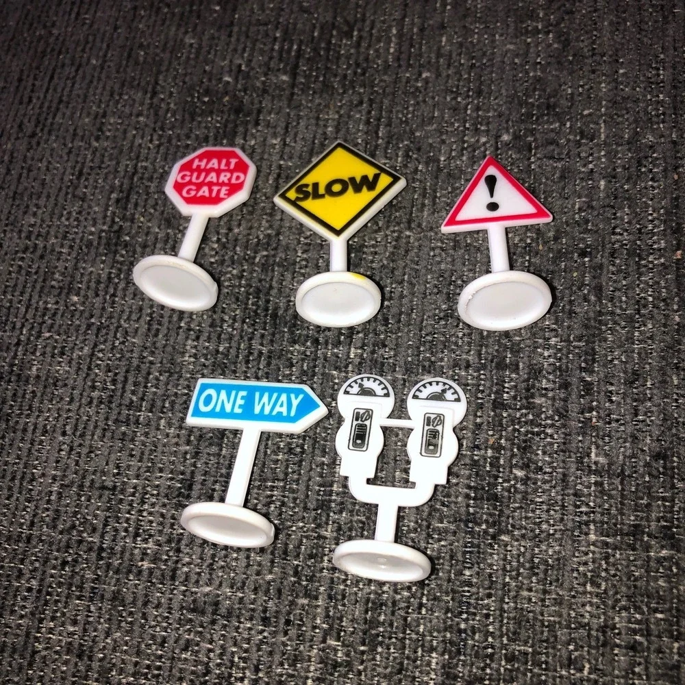 Vintage Miniature Plastic Road Signs Parking Diorama cake topper Train Set 5pc